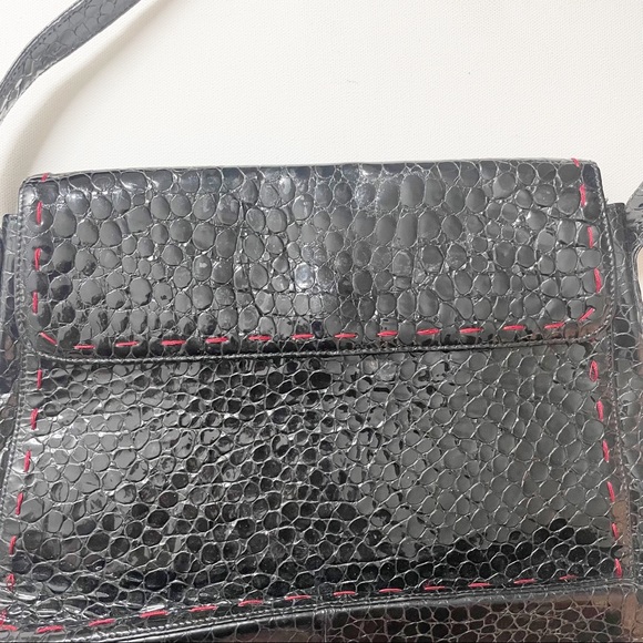 BCBG MAX AZRIA BLACK ITALIAN LEATHER SHOULDER BAG RED STITCHING RED INTERIOR - Picture 2 of 12